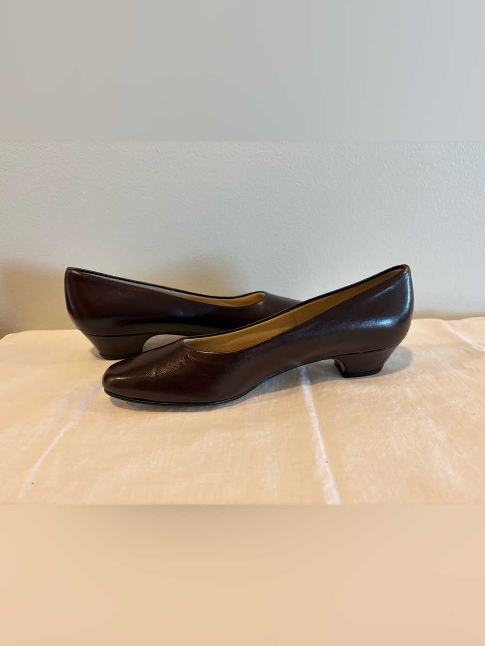 Hush Puppies Shoes Low Heel Pump Women 9M Brown Slip On Cushioned Comfort GREAT!